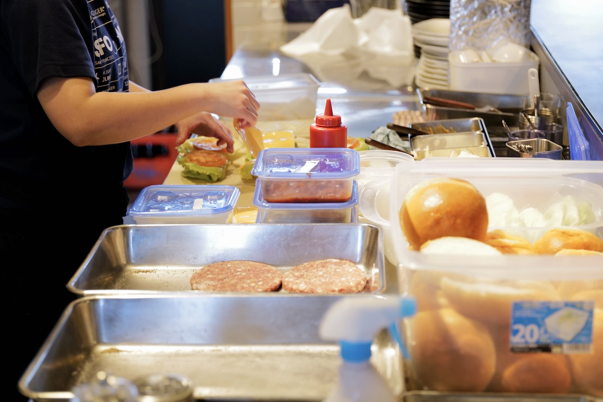 ダグズ・バーガー 調理写真