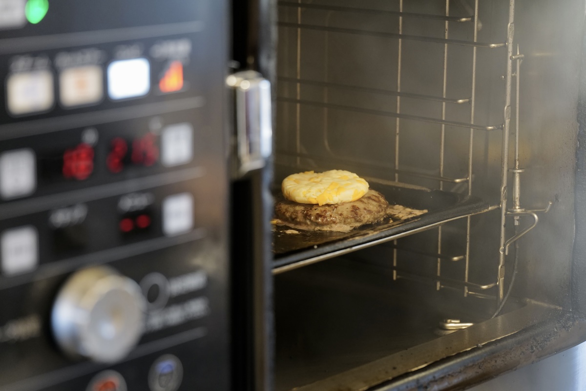 ダグズ・バーガー 調理写真