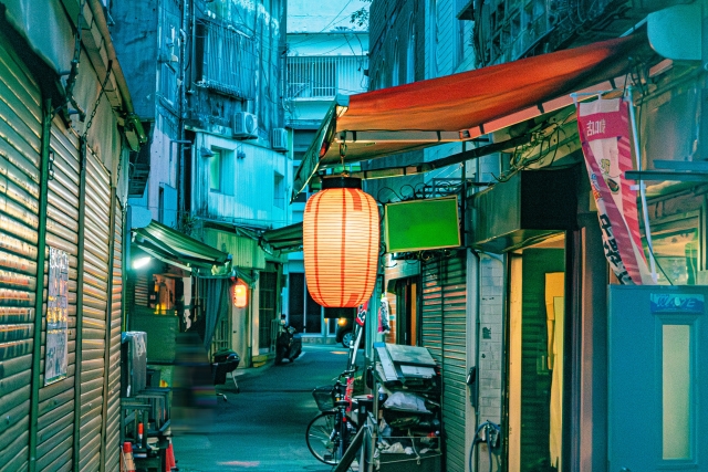 飲み屋が立ち並ぶ通り