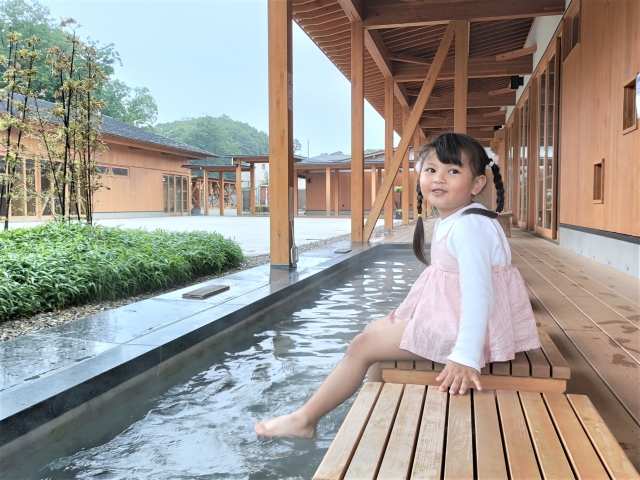 足湯でリラックスしている女の子