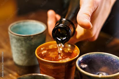 お酒を注いでいる画像