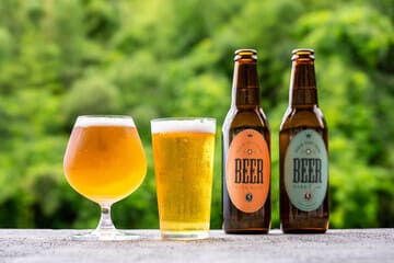 クラフトビールのグラスと瓶の画像