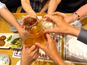 居酒屋で乾杯している画像