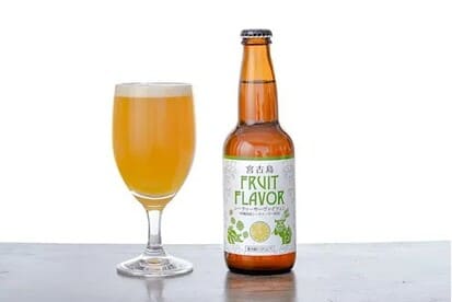 シークヮーサーヴァイツェンの瓶とグラスの画像