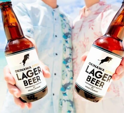 オキナワ・シトラス・ラガービールを持っている画像