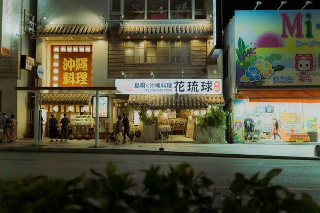 正面に看板が掲げられた建物の画像