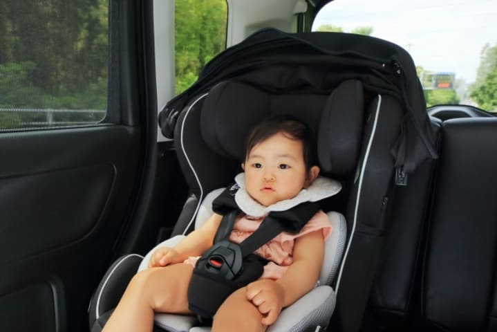 チャイルドシートに載っている子供の画像