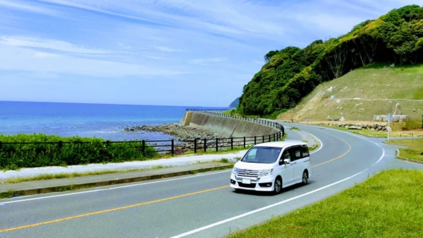 湾岸をドライブする車の画像