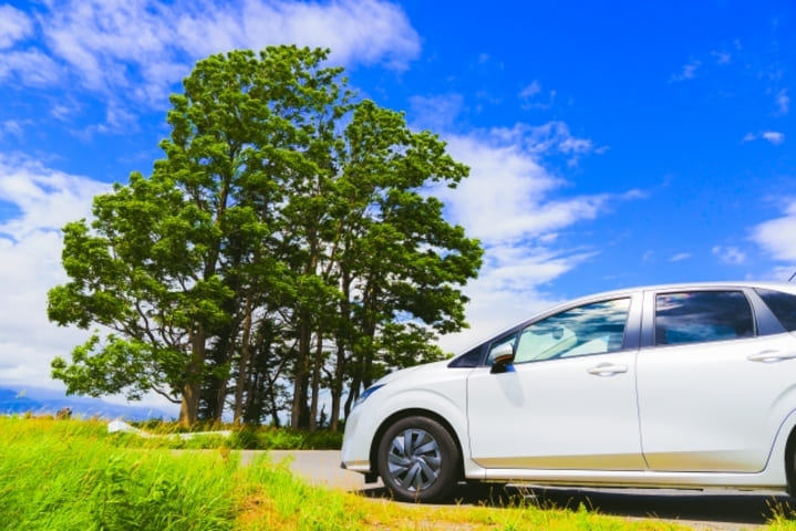 青空と車の画像